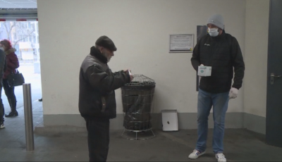 Доброволци раздават маски на възрастни хора във Варна