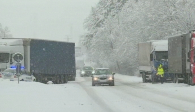 Усложнена пътна обстановка и места без ток заради снега в Благоевградско