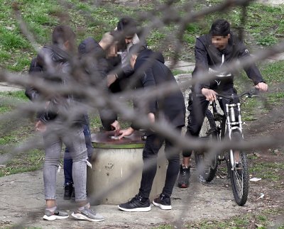 Група младежи се събира в столична градинка въпреки забраните(СНИМКИ)