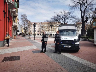 Полицаи проверяват пешеходната зона в центъра на Пловдив за нарушения