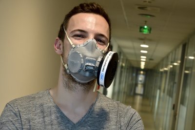 Български студент в Прага прави специални маски срещу COVID-19