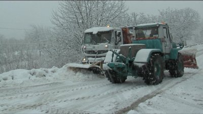 Ограничават движението по пътя Лъки-Рожен заради снегонавявания