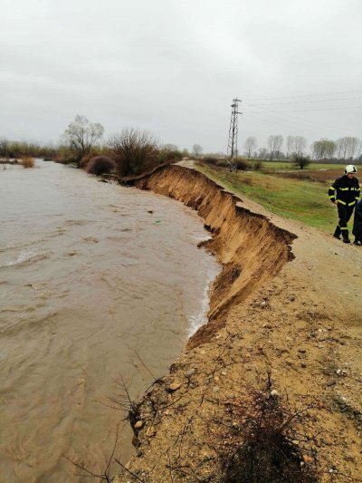 Дъждовете разрушиха две диги на река Марица край Септември