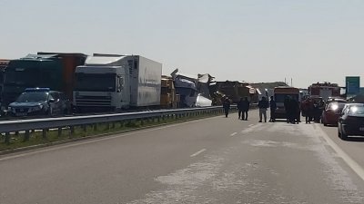 Двама шофьори са загинали във верижната катастрофа между тирове на АМ "Марица"