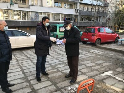 В Пловдив раздадоха на граждани предпазни маски, изработени от ученици