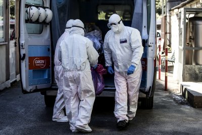 Броят на жертвите на пандемията в Италия достига 14 000