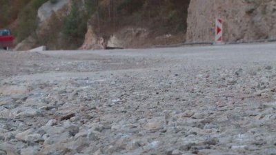 Паднала скална маса затруднява движението по пътя Кричим – Девин