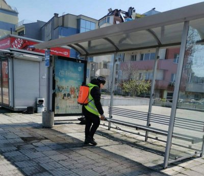 В Пловдив ежедневно дезинфекцират 400 автобусни спирки