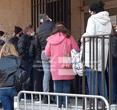 Опашки пред НОИ от чакащи за инвалидна пенсия