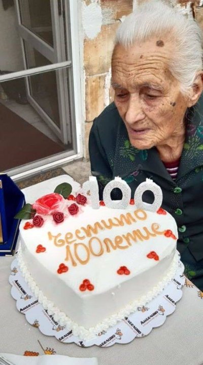 Баба от Асеновград посрещна 100-годишния си юбилей под карантина