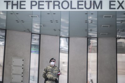 Ще успее ли сделката на ОПЕК+ за рекордно намаляване добива на петрол?