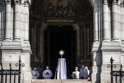 Католическият свят отбелязва Велики четвъртък в празни храмове