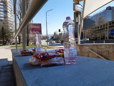 За хората в нужда - неизвестен остави храна и вода на спирка на метрото в София