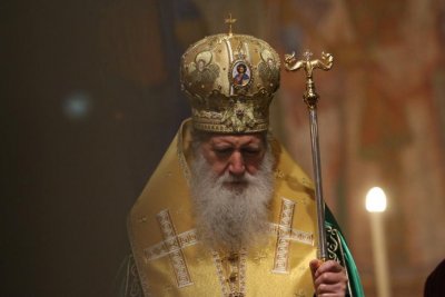 Патриарх Неофит: Макар и скърбящи за многобройните жертви на покосяващата света ни зараза, ние не изоставяме вярата си