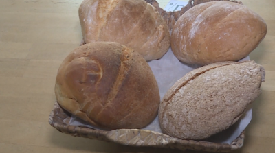 Доброволци месят хляб в Русе и го раздават на нуждаещи се хора