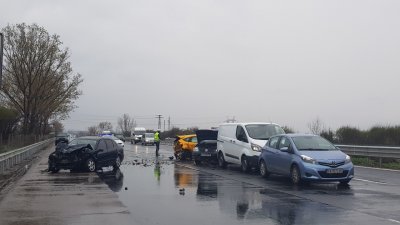 Тежка верижна катастрофа на АМ "Тракия" преди КПП-то за влизане в София