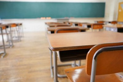 МОН: За момента няма решение за връщането на учениците в класните стаи