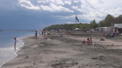 Стотици излязоха на плажовете във Варна и Бургас
