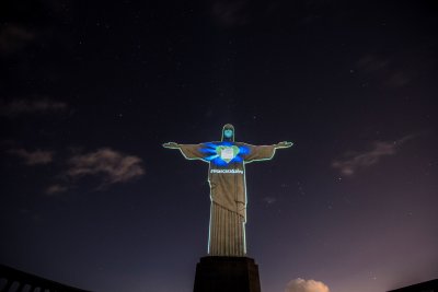 Статуята на Исус Спасителя в Рио де Жанейро със защитна маска