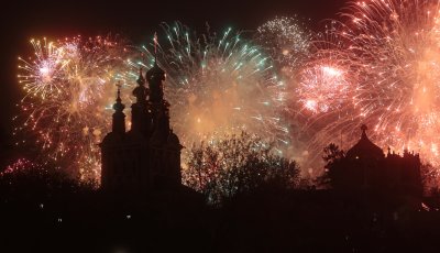 Пищни фойерверки белязаха края на Деня на победата в Москва