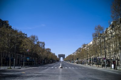 Франция вдига някои ограничения, бутиците на "Шанз-Елизе" отварят