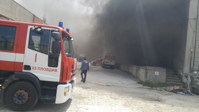10 пожарни продължават гасенето на пожара в складове в Пловдив