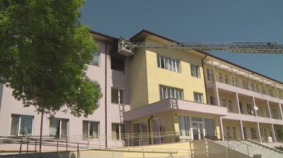 Заради болен с коронавирус: Изолират пожарникарите, гасили пожара в старческия дом в Благоевград