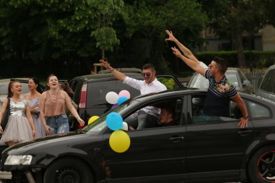 Въпреки мерките: Абитуриенти празнуват в центъра на София (СНИМКИ)