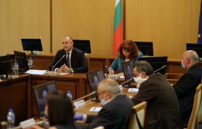 Румен Радев: Българите вече излизат от състоянието на хипноза след насажданата паника