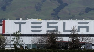 Мъск отваря фабриката на "Тесла", въпреки щатските разпоредби