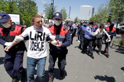 Арести и ранени след сблъсъци по време на протести в Тирана