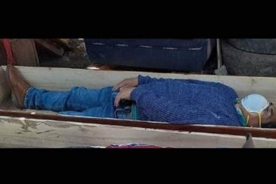 Перуански кмет изуми полицията – пиян се карантинира в ковчег