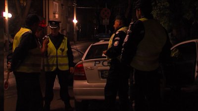 Среднощна разпивка: Следователка с водка в ръка ругае и удря полицаи в София