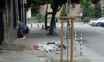 Вандали разхвърляха боклуци пред вратите на храм в София