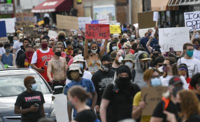 Сблъсъци в Минеаполис заради смъртта на чернокож при полицейски арест
