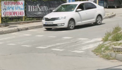 Шофьор блъсна майка с дете на пешеходна пътека във Варна и избяга