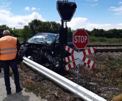 Влакът Варна-София дерайлира след удар с лек автомобил