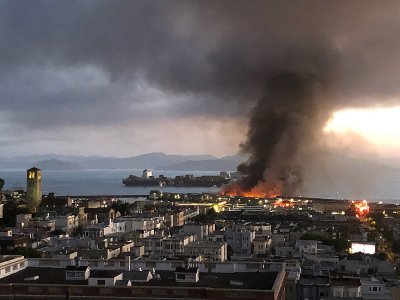Пожар на кей в Сан Франциско. Спасен е кораб от Втората Световна война