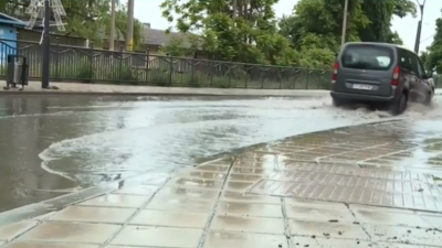 Ремонтирани улици в Русе - под вода