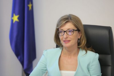 Министър Захариева с реакция по спора около руската изложба за 24 май