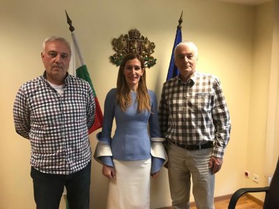 Ангелкова и ръководството на БЧК обсъдиха мерки за морските спасители през летния сезон