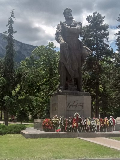 Десетки се поклониха пред подвига на Ботев и героите на връх Околчица