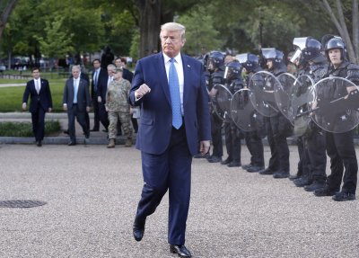 Тръмп готов да включи армията за справяне с безредиците в САЩ