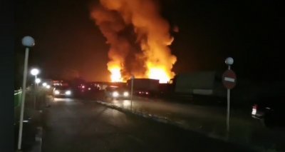 Огромен пожар гори в зеленчуковата борса близо до Петрич