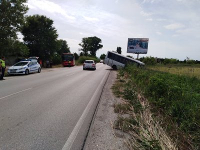 Автобус по линията Пещера-Пловдив падна в канавка, няма пострадали