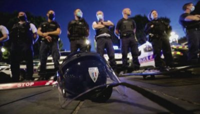 Френски полицаи на протест, обидени от обвинения в расизъм