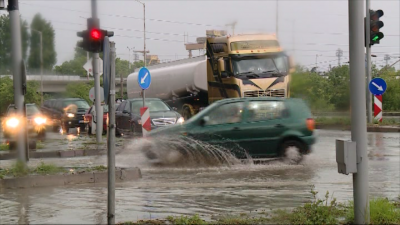 Рекордно количество дъжд блокира движението във Варна