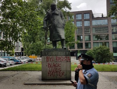Надпис "Бил е расист" се появи на паметника на Чърчил в Прага