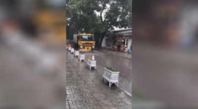 Почистваща машина мие улиците на Варна по време на дъжд