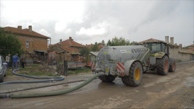 Отводняват къщи и дворове след пороя в Хитрино